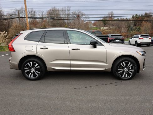 Used 2025 Volvo XC60 B5 Core image 8