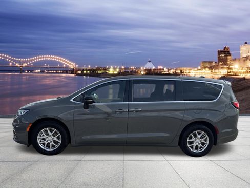 Used 2025 Chrysler Pacifica Select FWD image 2