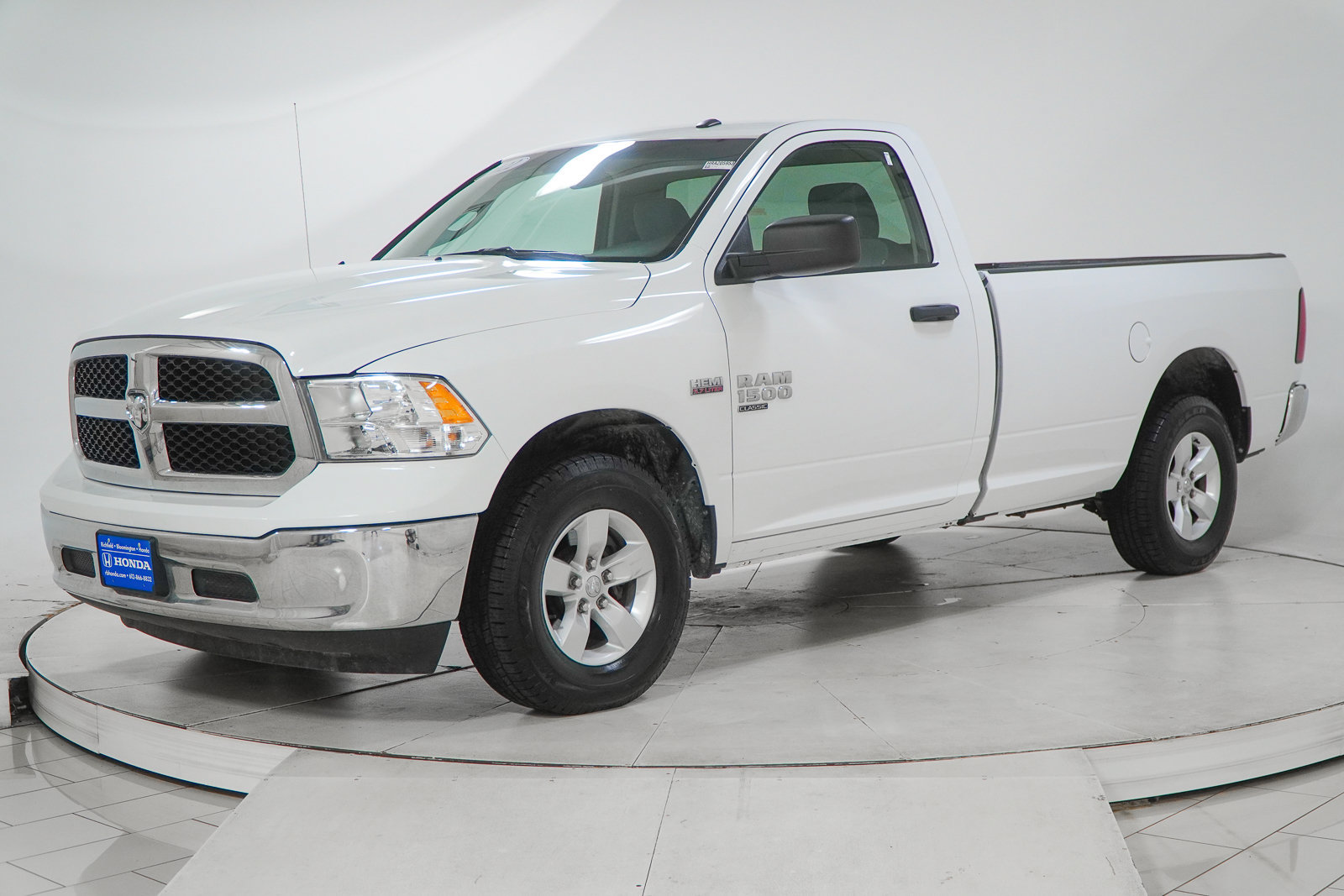 Used 2022 RAM 1500 Classic SLT AWD/4WD image 3