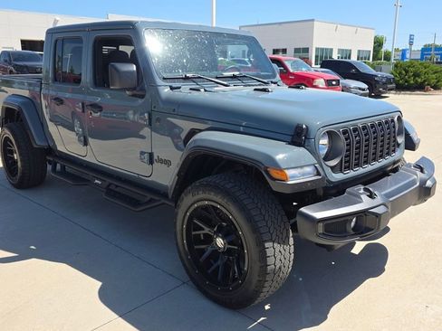 Used 2025 Jeep Gladiator Sport AWD/4WD image 7