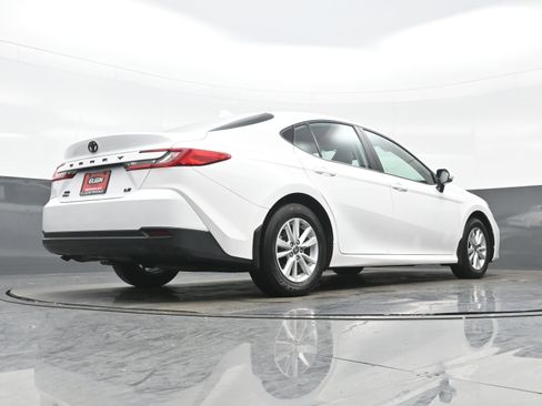 Used 2025 Toyota Camry LE w/ Convenience Package image 31