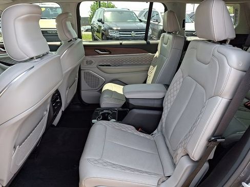 Used 2023 Jeep Grand Cherokee L Summit w/ Luxury Tech Group V AWD/4WD image 10