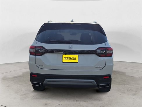 New 2025 Honda Pilot Touring image 4