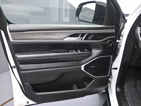 Used 2024 Jeep Wagoneer L Series II w/ Flexible Seating Group image 9