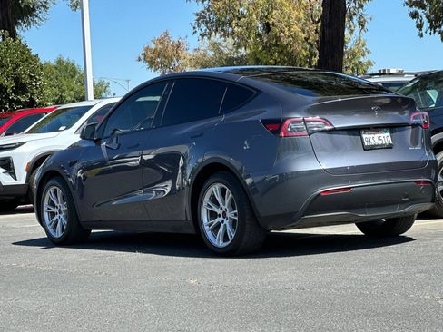 Used 2023 Tesla Model Y Long Range AWD/4WD image 6