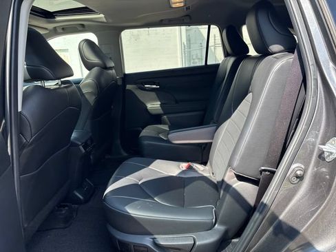 Used 2023 Toyota Highlander XLE FWD image 4