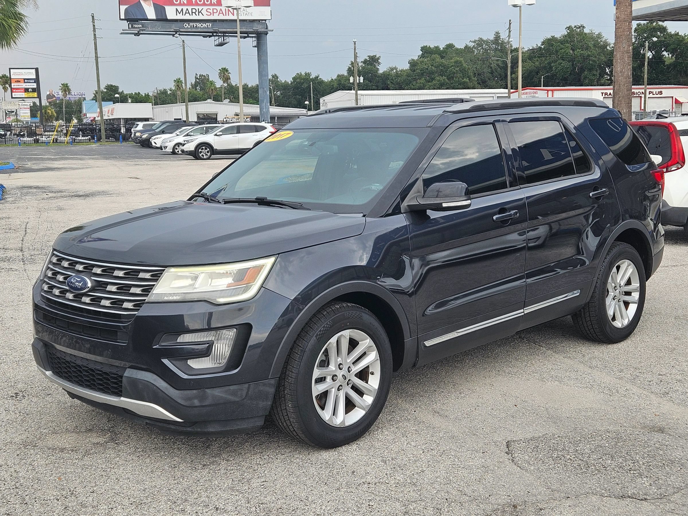 Used 2017 Ford Explorer XLT w/ Equipment Group 202A FWD image 3