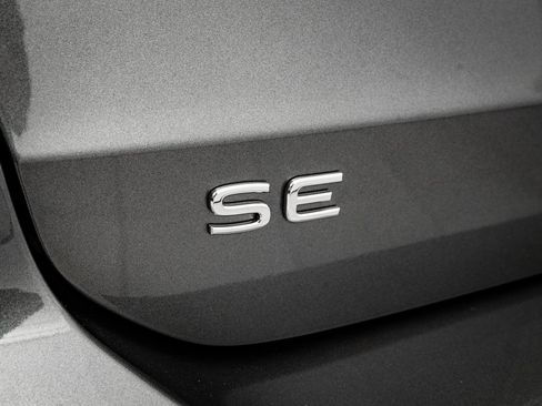 Used 2024 Volkswagen Taos SE image 19