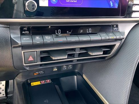 Used 2025 Toyota Camry SE image 32