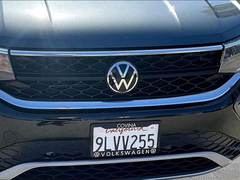 Used 2024 Volkswagen Taos SE w/ Panoramic Sunroof Package FWD image 32