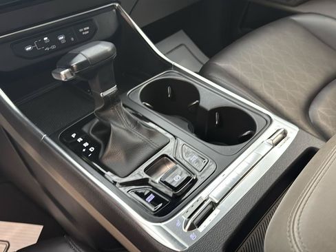 Used 2025 Kia Carnival SX FWD image 17