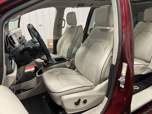 Used 2019 Chrysler Pacifica Limited w/ Tire & Wheel Group image 36