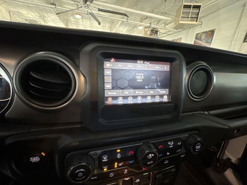 Used 2021 Jeep Gladiator Willys image 13