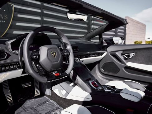 Used 2024 Lamborghini Huracan EVO AWD/4WD image 2