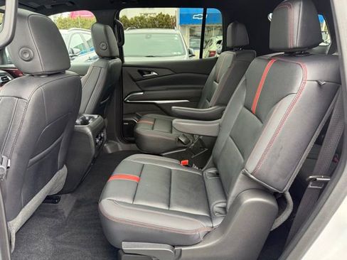 Used 2025 Chevrolet Traverse RS image 17