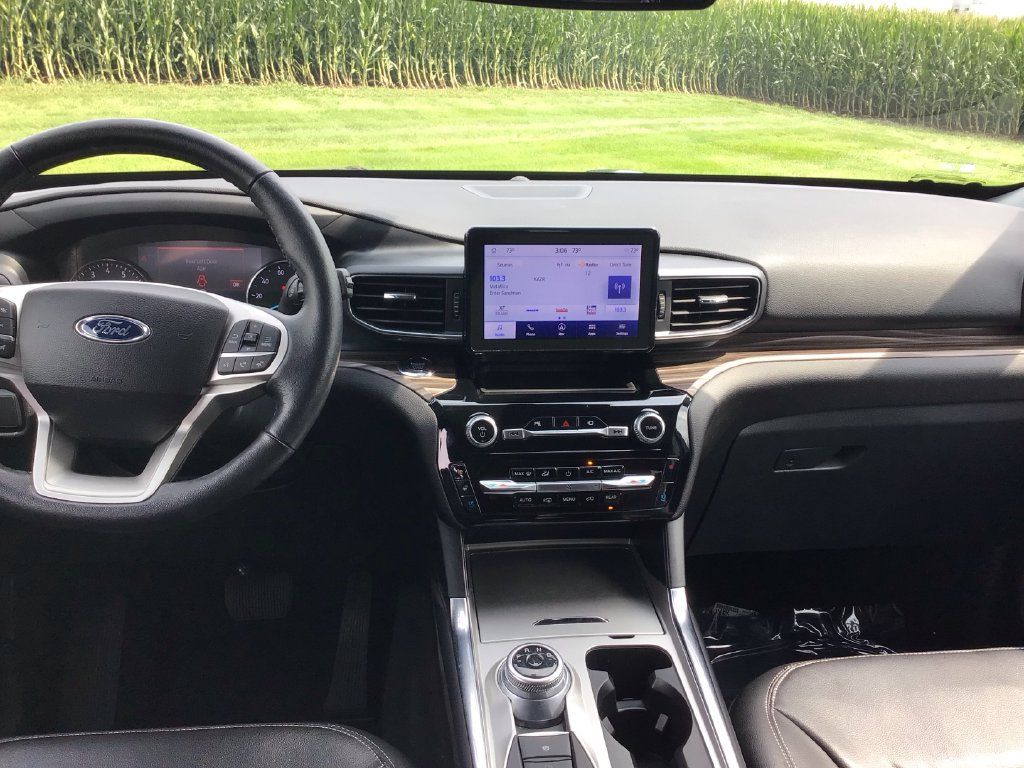 Used 2022 Ford Explorer Limited w/ Equipment Group 301A AWD/4WD image 22