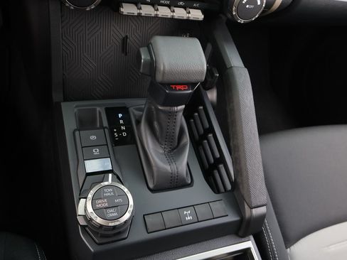Certified 2025 Toyota Tacoma TRD Off-Road AWD/4WD image 24