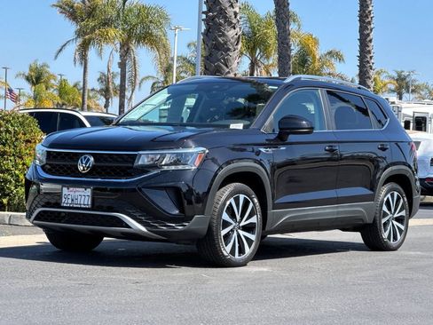 Used 2023 Volkswagen Taos SE w/ Panoramic Sunroof Package FWD image 8