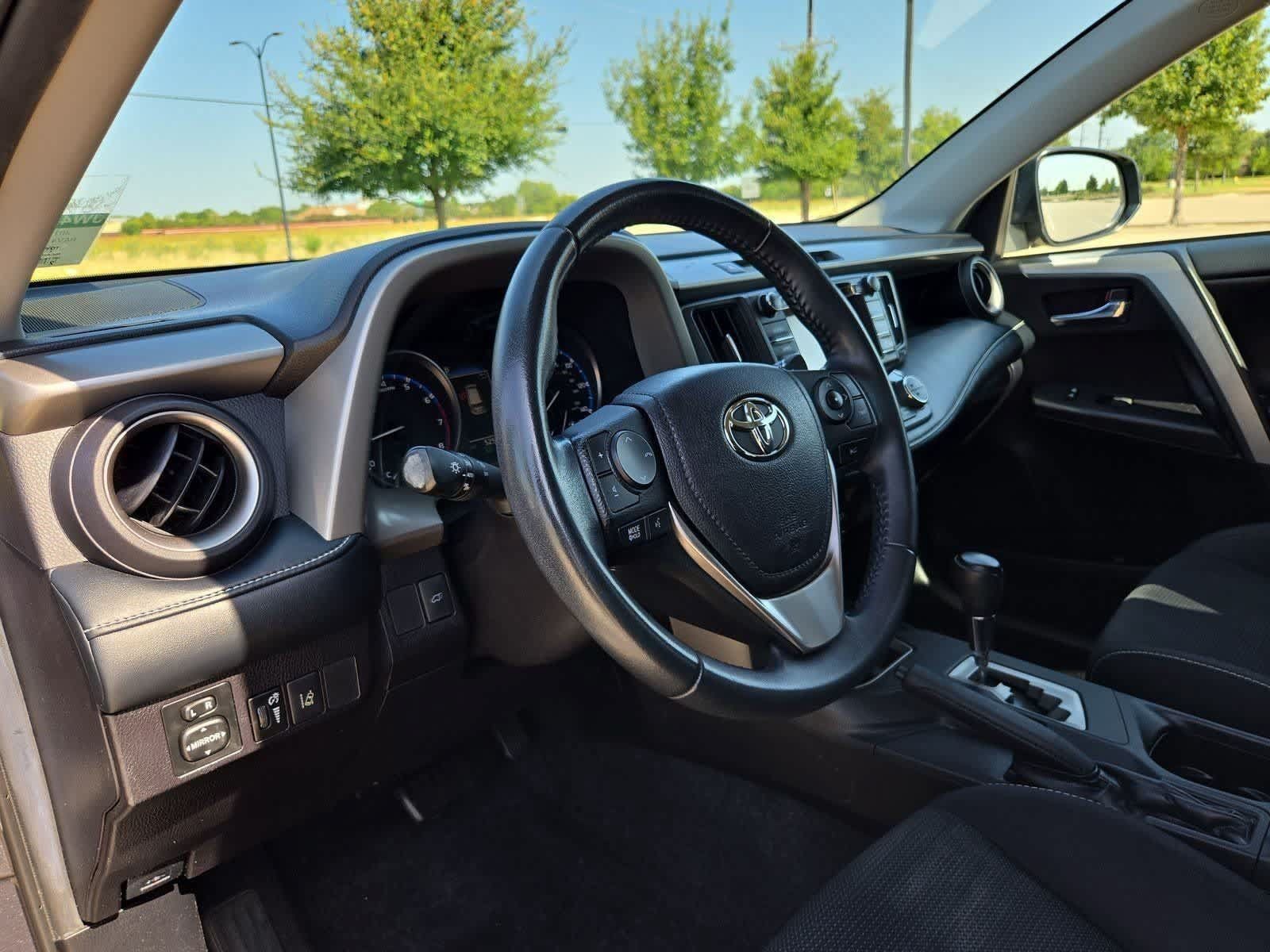Used 2018 Toyota RAV4 XLE FWD image 2