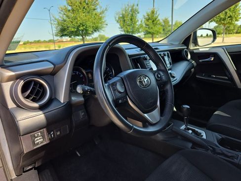 Used 2018 Toyota RAV4 XLE FWD image 2