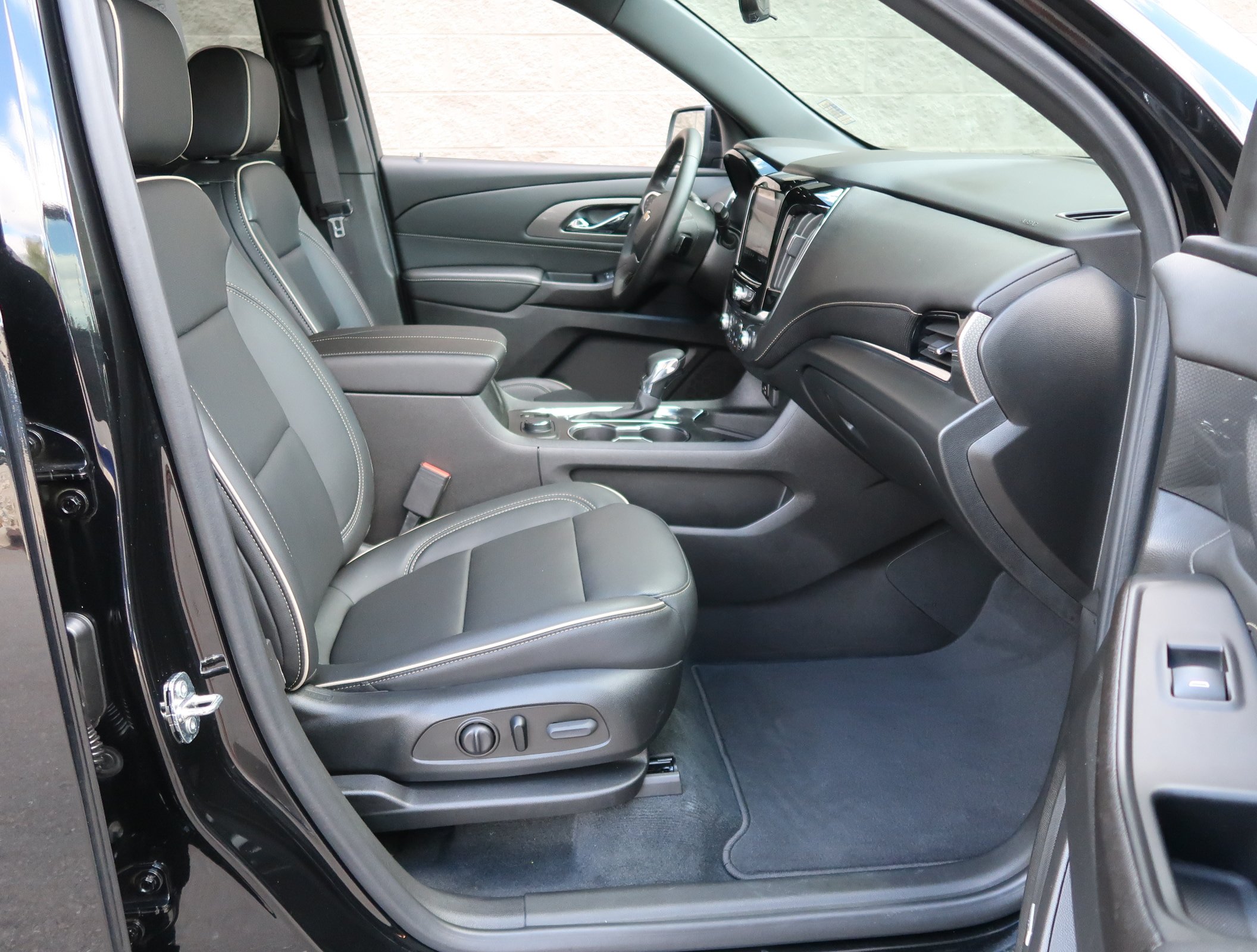 Used 2023 Chevrolet Traverse Premier w/ LPO, Cargo Package FWD image 41
