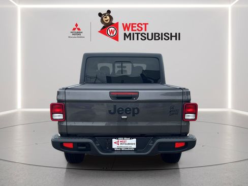 Used 2023 Jeep Gladiator Willys image 5