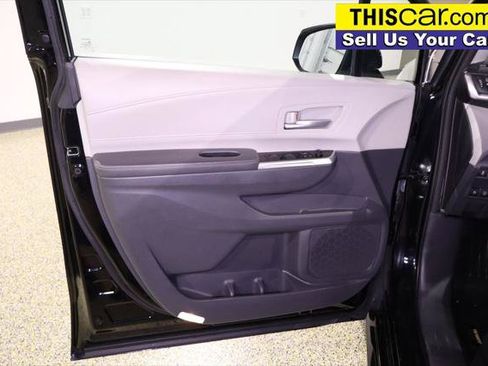 Used 2023 Toyota Sienna XLE FWD image 38