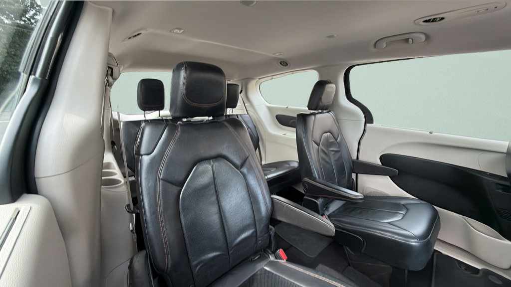 Used 2018 Chrysler Pacifica Touring-L FWD image 31