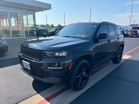 Used 2024 Jeep Grand Cherokee Limited w/ Black Appearance Package AWD/4WD image 7