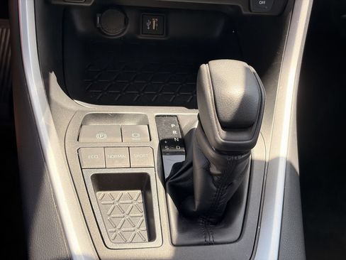 Used 2025 Toyota RAV4 XLE FWD image 29