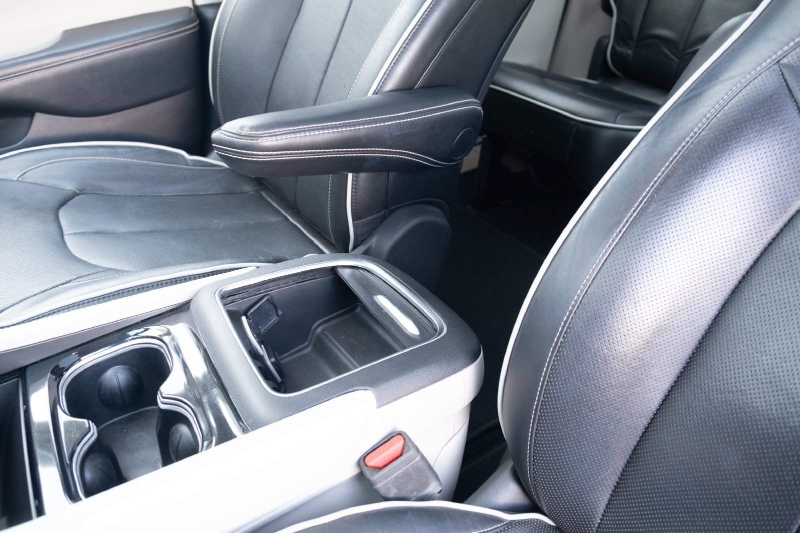 Used 2022 Chrysler Pacifica Limited FWD image 9