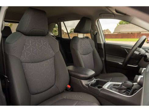 Used 2025 Toyota RAV4 XLE AWD/4WD image 19