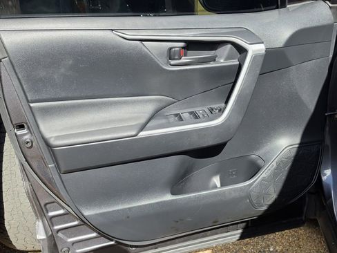 Used 2019 Toyota RAV4 LE image 5