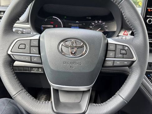 Used 2026 Toyota Sienna XLE FWD image 17