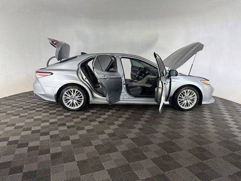 Used 2020 Toyota Camry XLE FWD image 13