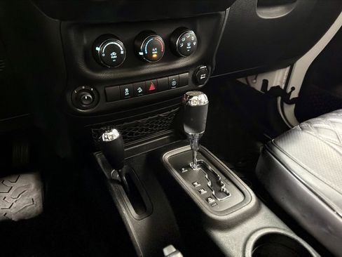 Used 2014 Jeep Wrangler Unlimited Sahara w/ Connectivity Group AWD/4WD image 20