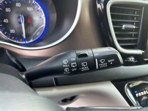Used 2017 Chrysler Pacifica Touring-L w/ Tire & Wheel Group FWD image 23