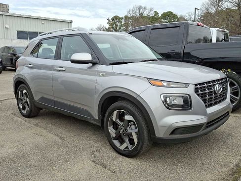 Used 2025 Hyundai Venue SEL image 2