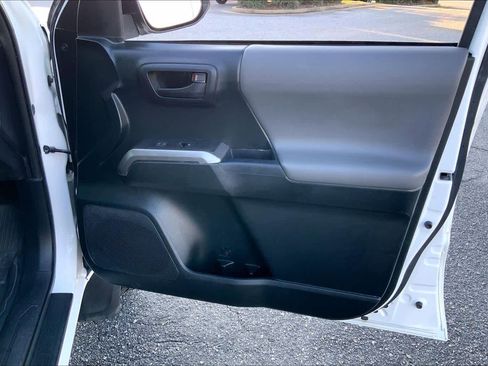 Used 2017 Toyota Tacoma SR5 image 20