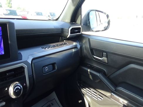 Used 2025 Toyota Tacoma TRD Sport AWD/4WD image 35