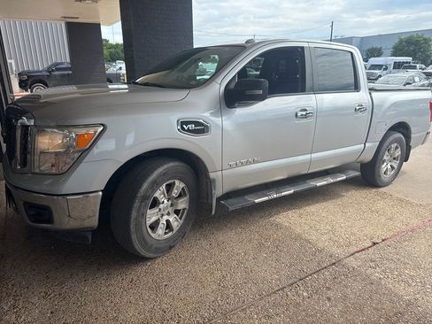 Used 2017 Nissan Titan SV RWD image 2