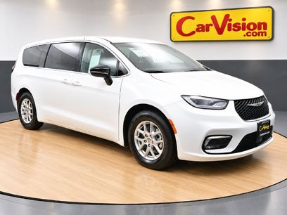 Used 2025 Chrysler Pacifica Select