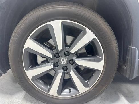 Used 2025 Honda Pilot Touring image 11