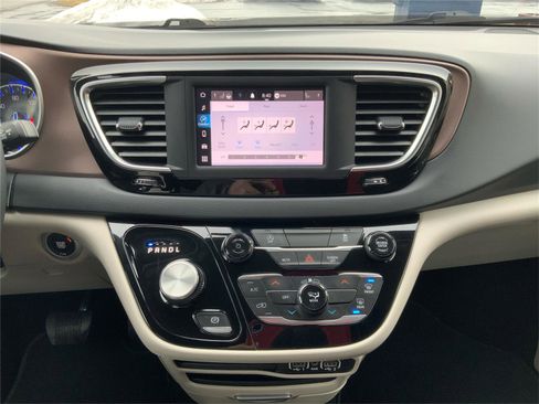 Used 2023 Chrysler Voyager LX image 34