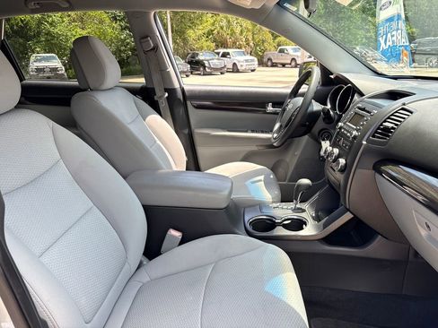Used 2013 Kia Sorento LX w/ Third Row Pkg FWD image 26