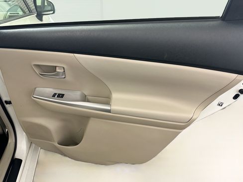 Used 2014 Toyota Prius V Five FWD image 31