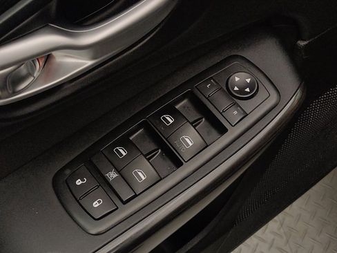 Used 2015 Jeep Cherokee Latitude w/ Comfort/Convenience Group FWD image 27