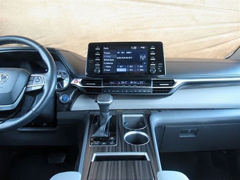 Used 2021 Toyota Sienna Limited image 24