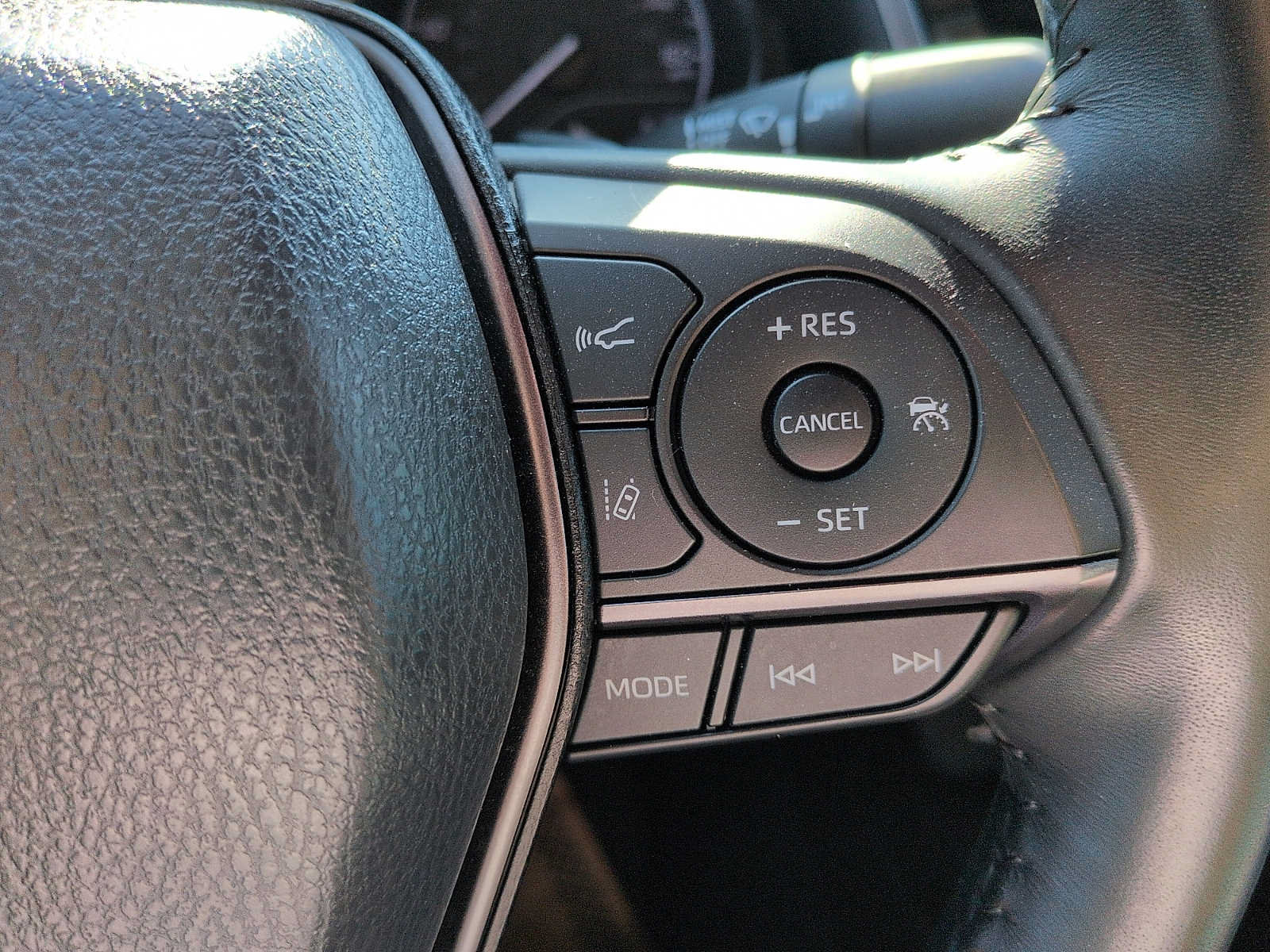 Used 2024 Toyota Camry SE w/ Convenience Package FWD image 17