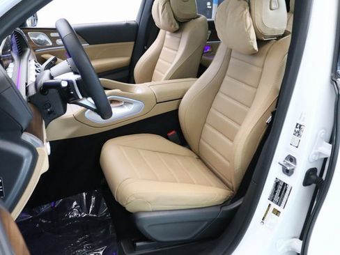 Used 2025 Mercedes-Benz GLS 580 4MATIC image 18
